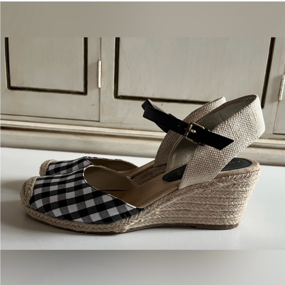 ANNE KLEIN IFLEX WEDGE SANDALS WOMENS
SIZE 9M -black & white gingham check - Picture 3 of 10